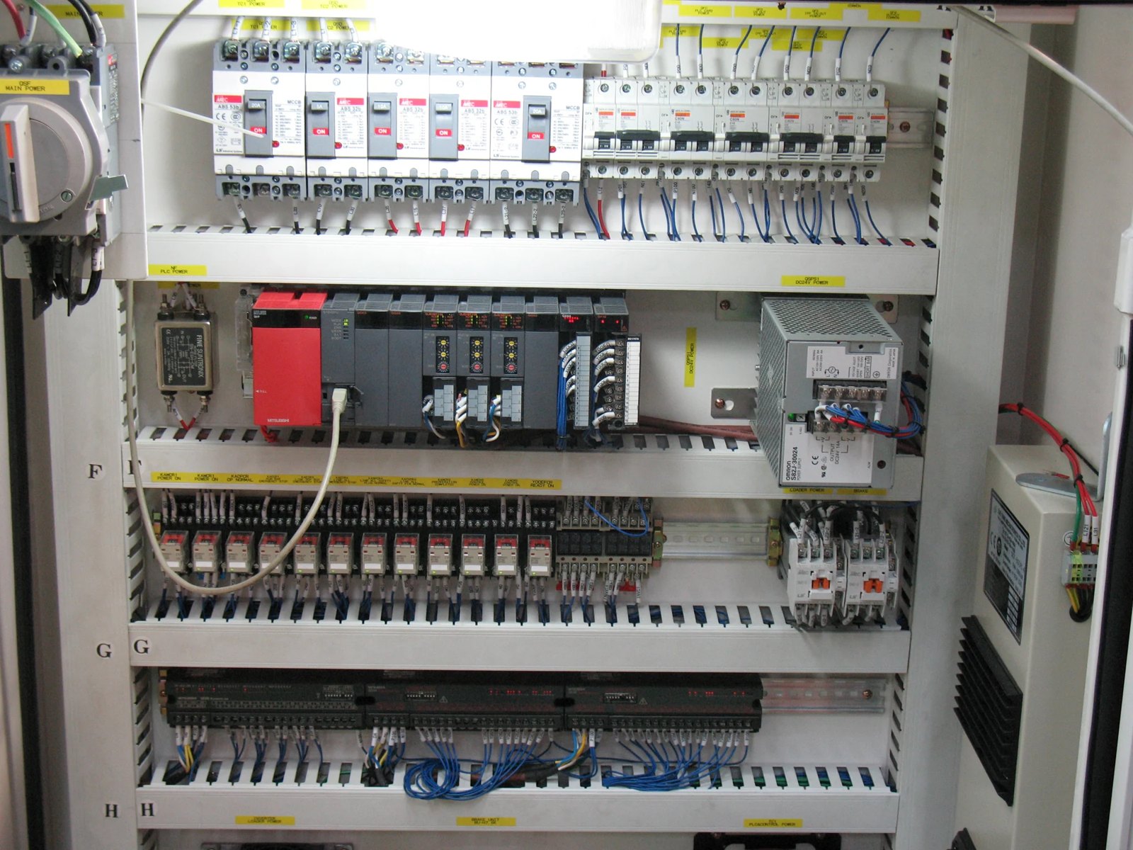 工业实景参考：PLC 控制柜